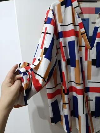 Camicia fantasia scollo a V con bottoni manica