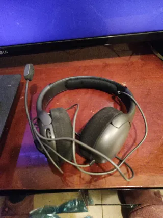 PS4 (PlayStation 4) Negra con mando y auriculares