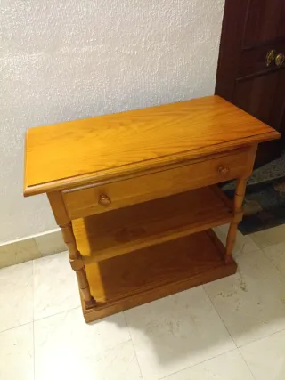 Cómoda de madera con cajón y estantes