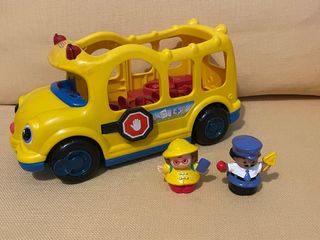 Camión infantil amarillo con figuras