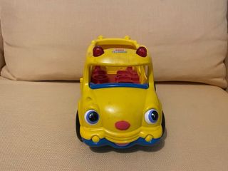 Camión infantil amarillo con figuras