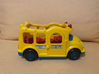 Camión infantil amarillo con figuras