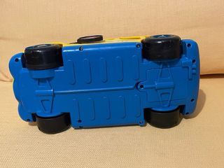 Camión infantil amarillo con figuras