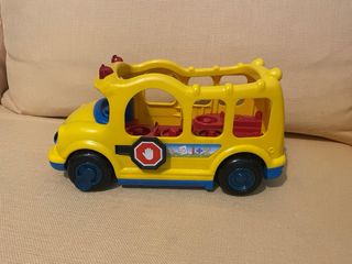 Camión infantil amarillo con figuras