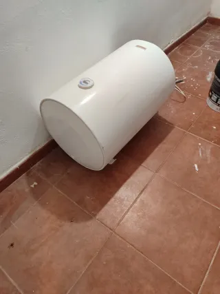 Calentador agua grande + tuberías
