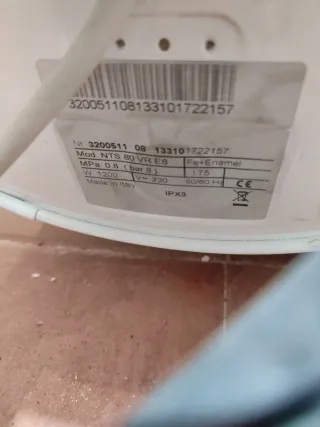 Calentador agua grande + tuberías