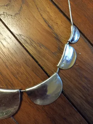 Gargantilla plateada con diseño moderno