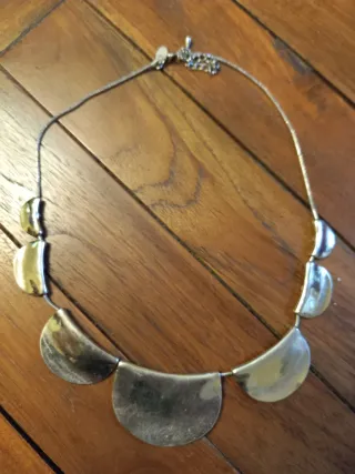 Gargantilla plateada con diseño moderno