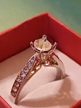 Anello solitario con zirconi