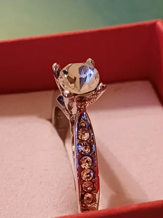 Anello solitario con zirconi