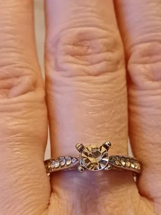 Anello solitario con zirconi