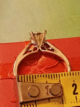 Anello solitario con zirconi