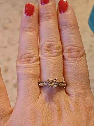 Anello solitario con zirconi