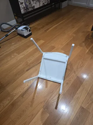 Silla de plástico blanca