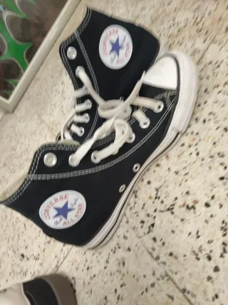 Zapatillas Hummel Negras y Blancas.  Y Converse