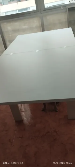 Mesa de salón abatible blanca