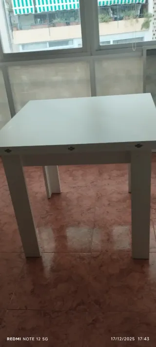Mesa de salón abatible blanca
