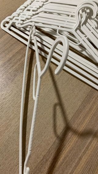 Lote 24 Perchas Blancas Plástico