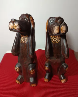 Perritos de madera tapándose oídos