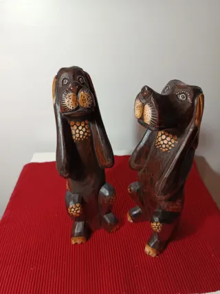 Perritos de madera tapándose oídos