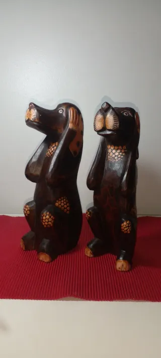 Perritos de madera tapándose oídos