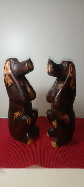 Perritos de madera tapándose oídos