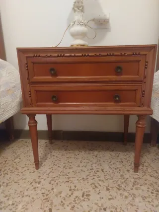 Dormitorio madera: 2 camas, mesita y ropero