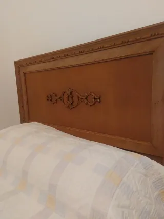 Dormitorio madera: 2 camas, mesita y ropero