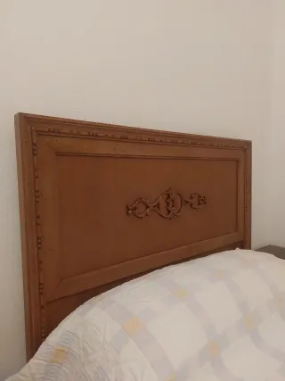 Dormitorio madera: 2 camas, mesita y ropero