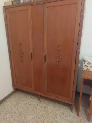 Dormitorio madera: 2 camas, mesita y ropero