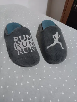 Pantuflas grises con estampado RUN