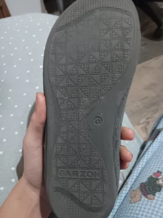 Pantuflas grises con estampado RUN