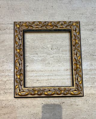 Marco de madera dorado y gris