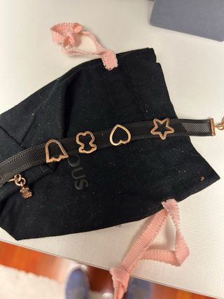 Pulsera Tous Malla Negra y Dijes Dorados