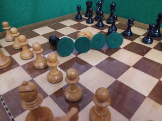 Piezas de ajedrez de madera antigua.