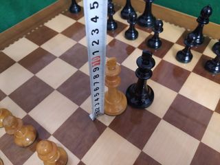 Piezas de ajedrez de madera antigua.