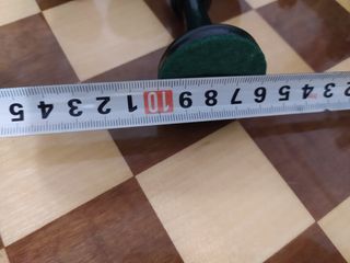 Piezas de ajedrez de madera antigua.