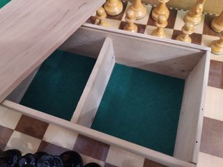 Piezas de ajedrez de madera antigua.