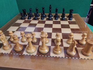 Piezas de ajedrez de madera antigua.