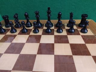 Piezas de ajedrez de madera antigua.