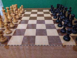 Piezas de ajedrez de madera antigua.