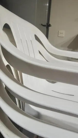 Sillas de plástico apilables blancas