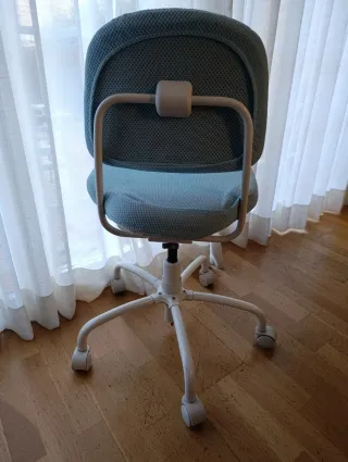 Silla de escritorio Ikea azul claro y blanca