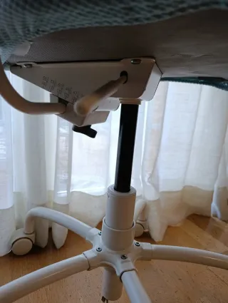 Silla de escritorio Ikea azul claro y blanca