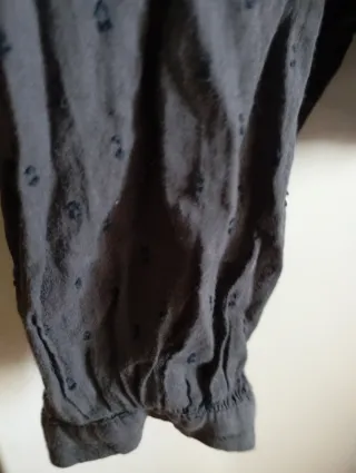 Camisa gris con puntos