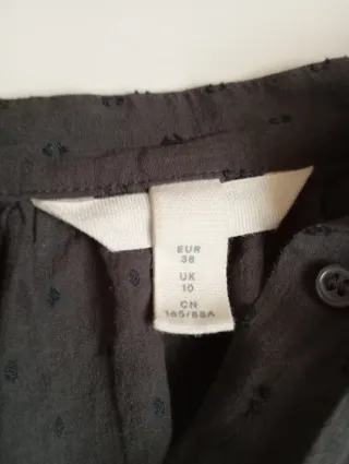 Camisa gris con puntos