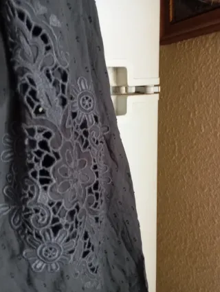 Camisa gris con puntos