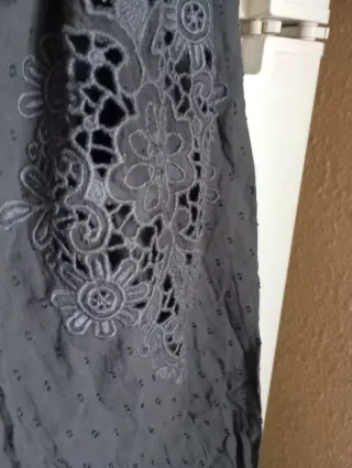 Camisa gris con puntos