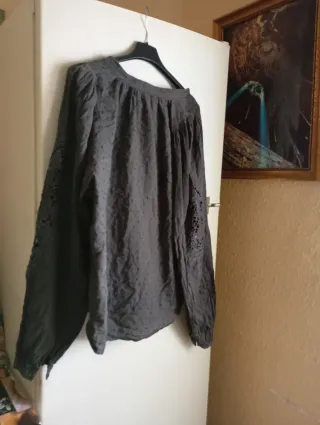 Camisa gris con puntos