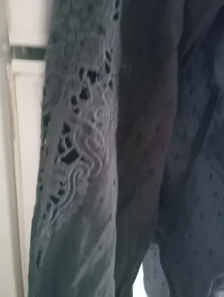 Camisa gris con puntos